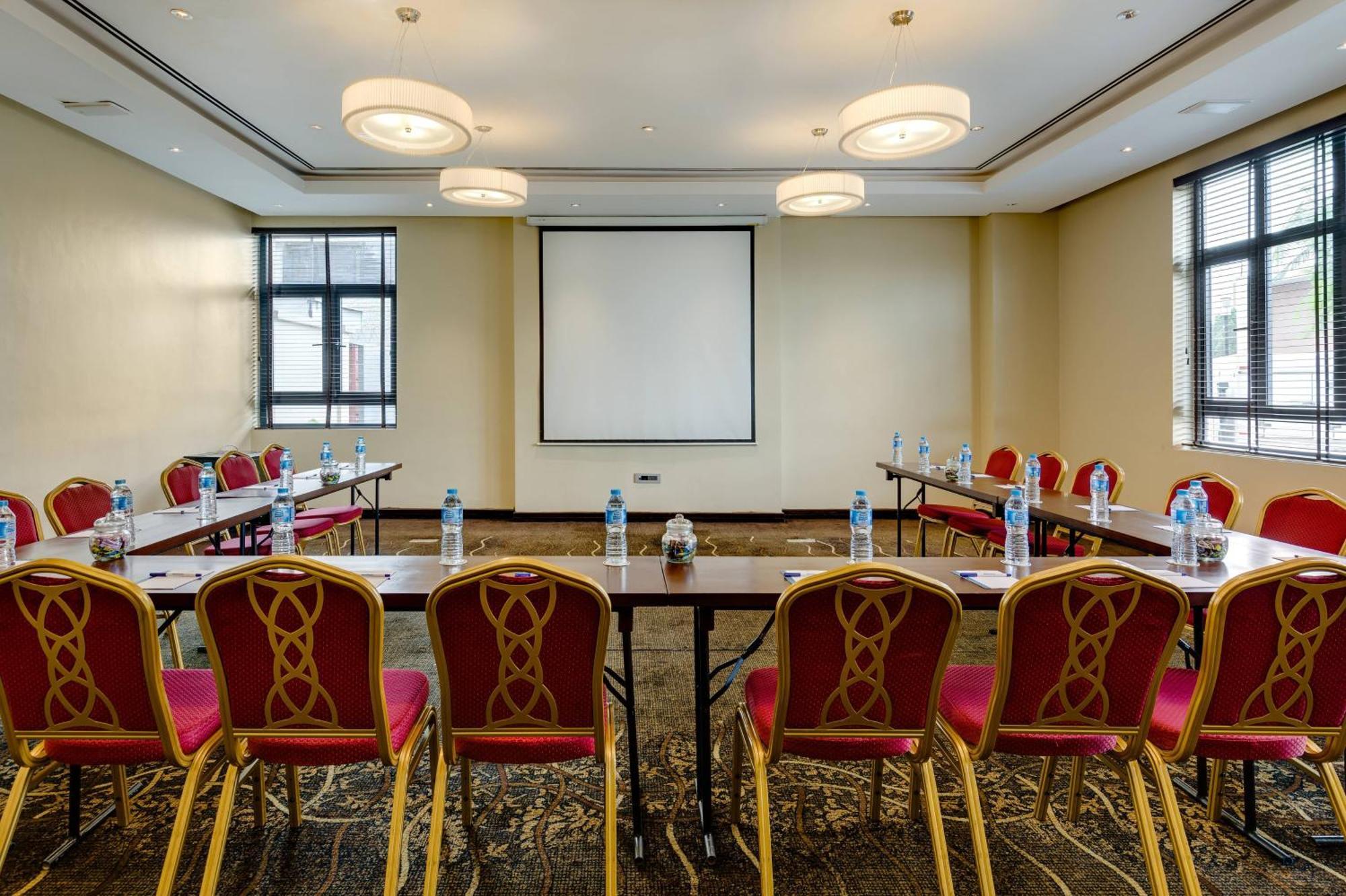 Protea Hotel By Marriott Ikeja Select Lagos Bagian luar foto