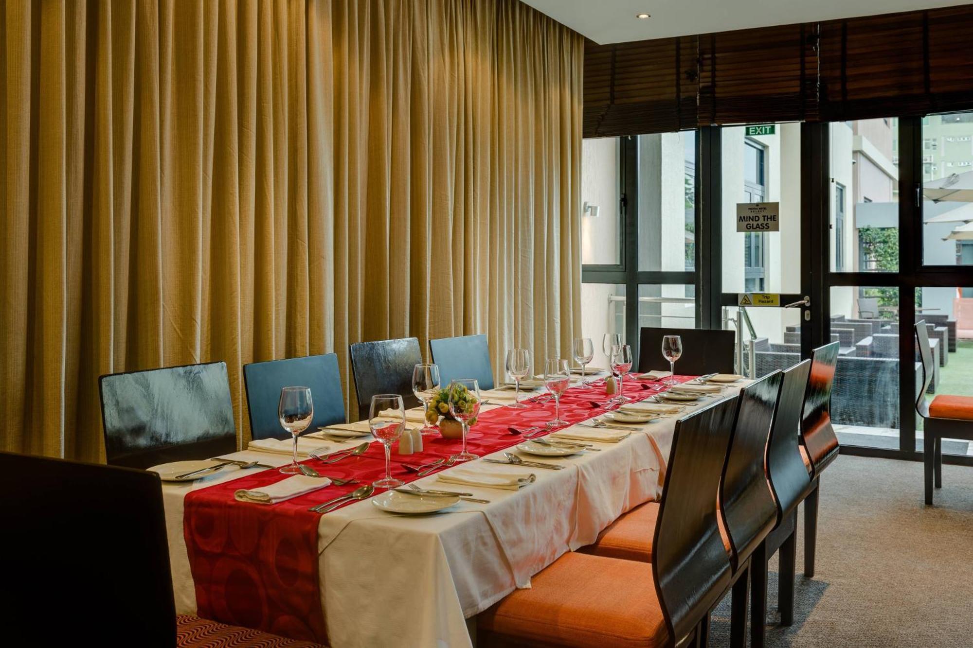 Protea Hotel By Marriott Ikeja Select Lagos Bagian luar foto